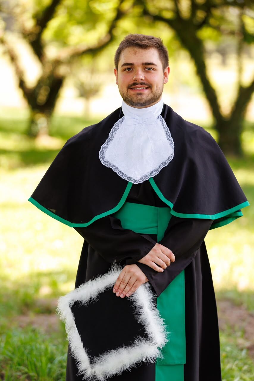 Murilo de beca, no campo